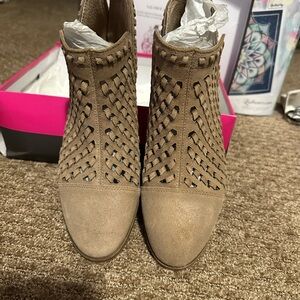 Vince Camuto Stylish Tan Women's Ankle Boots